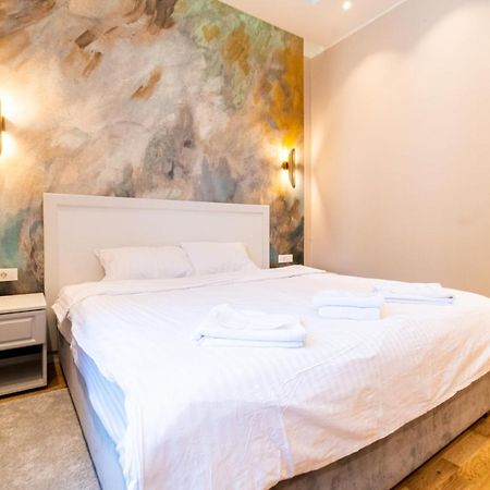 Black Gate - Quiet Studio In The Heart Of Old Town With Free Private Secured Parking Brasov Exterior photo